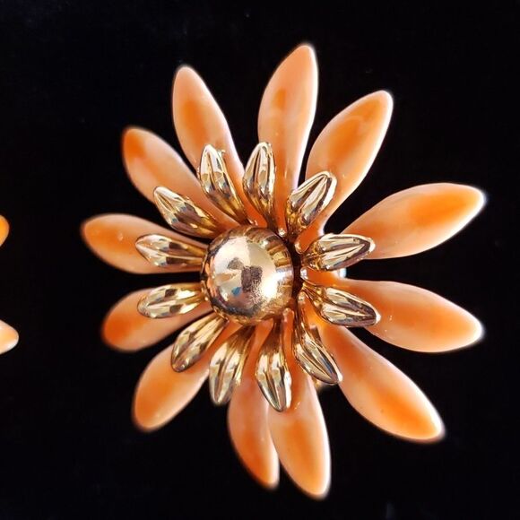 Beautiful Vintage Signed Sarah Coventry Orange Daisy Clip Earrings - Picture 3 of 8